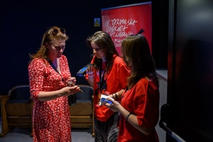 38. TNF - Dzień 4 (3.06.2024) - Wolontariusze 38. TNF sprawdzające bilety i rozdające kupony plebiscytowe widzom