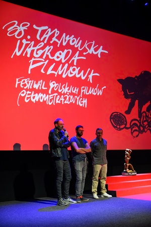 38. TNF - Dzień 4 (3.06.2024) - Na scenie Marzenia Kuba Armata i twórcy filmu "Biała odwaga" zapraszają widzów na film