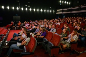 38. TNF - Dzień 4 (3.06.2024) - Widzowie w sali Marzenia w oczekiwaniu na projekcję filmu "Biała odwaga"