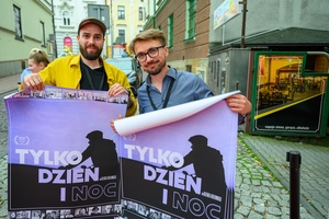 38. TNF - Dzień 4 (3.06.2024) - Przed kinem Marzenie z plakatami filmu "Tylko dzień i noc" autor katalogu 38. TNF i reżyser filmu Grzegorz Brzozowski