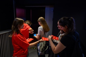 38. TNF - Dzień 4 (3.06.2024) - Wolontariusze 38. TNF rozdający kupony plebiscytowe widzom