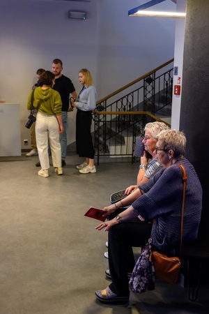 38. TNF - Dzień 4 (3.06.2024) - Festiwalowicze w hola Marzenia w oczekiwaniu na projekcję konkursową