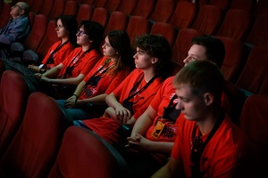 38. TNF - Dzień 4 (3.06.2024) - Wolontariusze 38. TNF na sali Marzenia przed projekcją