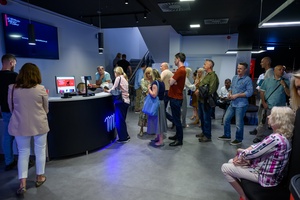 38. TNF - Dzień 4 (3.06.2024) - Festiwalowa publiczność w oczekiwaniu na film w holu Marzenia