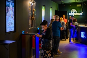 38. TNF - Dzień 5 (4.06.2024) - Festiwalowicze w holu Marzenia przed projekcją konkursową filmu "Chłopi"