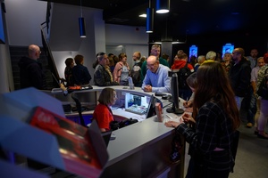 38. TNF - Dzień 5 (4.06.2024) - Festiwalowicze w holu Marzenia przed projekcją konkursową