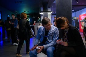 38. TNF - Dzień 5 (4.06.2024) - Festiwalowicze w holu Marzenia przed projekcją