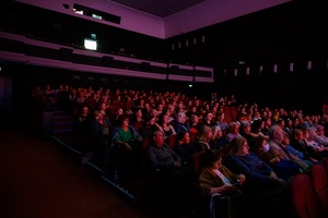 38. TNF - Dzień 5 (4.06.2024) - Widzowie w sali Marzenia w oczekiwaniu na projekcję konkursową filmu "Chłopi"