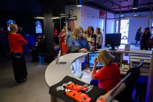 38. TNF - Dzień 5 (4.06.2024) - Festiwalowicze w holu Marzenia przed projekcją konkursową filmu "Chłopi"