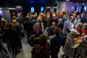 38. TNF - Dzień 5 (4.06.2024) - Festiwalowicze w holu Marzenia przed projekcją konkursową "Tyle co nic"