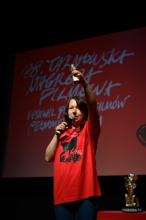 38. TNF - Dzień 5 (4.06.2024) - Magda Trusz animująca zabawy dla dzieci przed projekcją bajek konkursowych w Marzeniu