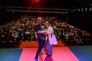 38. TNF - Dzień 5 (4.06.2024) - Na scenie Marzenia odtwórcy ról w filmie "Chłopi" Kamila Urzędowska i Cezary Łukaszewicz z widownią w tle