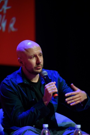 38. TNF - Dzień 5 (4.06.2024) - Na scenie reżyser "Tyle co nic" Grzegorz Dębowski podczas spotkania z widzami odpowiada na pytania