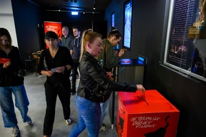 38. TNF - Dzień 5 (4.06.2024) - Widzowie oddający głosy w Plebiscycie Publiczności, wrzucając swój kupon do urny w holu Marzenia po projekcji