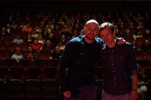 38. TNF - Dzień 5 (4.06.2024) - Na scenie Marzenia reżyser Grzegorz Dębowski, aktor Artur Paczesny z widzami w tle