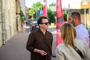 38. TNF - Dzień 6 (5.06.2024) - Odtwórca głównej roli w filmie "Horror Story" Jakub Zając przed kinem Marzenie