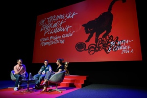 38. TNF - Dzień 6 (5.06.2024) - Na scenie Marzenia Kuba Armata prowadzący spotkanie z aktorem Maciejem Karasiem i scenarzystką Agnieszką Dąbrowską po filmie "Za duży na bajki 2"