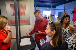 38. TNF - Dzień 6 (5.06.2024) - Festiwalowicze w holu kina Marzenie