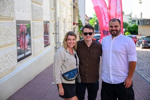 38. TNF - Dzień 6 (5.06.2024) - Odtwórca głównej roli w filmie "Horror Story" Jakub Zając przed kinem Marzenie pozujący z fanami