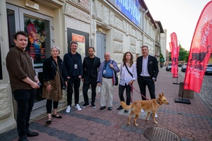 38. TNF - Dzień 6 (5.06.2024) - Przed kinem Marzenie od lewej: aktor Jakub Zając, wieloletnia dyr. TNF Anna Grygiel, krytyk filmowy Artur Zaborski, reżyser Adrian Apanel, filmoznawca Andrzej Bukowiecki, reżyserka Olga Chajdas, dyr. TCK Tomasz Kapturkiewicz i suczka Nioki