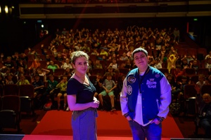 38. TNF - Dzień 6 (5.06.2024) - Na scenie Marzenia Agnieszka Dąbrowska i Maciej Karaś na wspólnym zdjęciu z widzami w tle