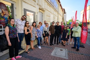 38. TNF - Dzień 6 (5.06.2024) - Odtwórca głównej roli w filmie "Horror Story" Jakub Zając i reżyser Adrian Apanel przed kinem Marzenie pozujący z fanami