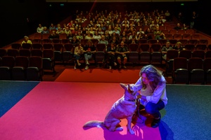 38. TNF - Dzień 6 (5.06.2024) - Na scenie Olga Chajdas z Nioki na wspólnym zdjęciu z widownią