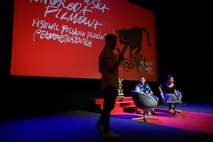 38. TNF - Dzień 6 (5.06.2024) - Na scenie Marzenia Kuba Armata prowadzący spotkanie z aktorem Maciejem Karasiem i scenarzystką Agnieszką Dąbrowską po filmie "Za duży na bajki 2"