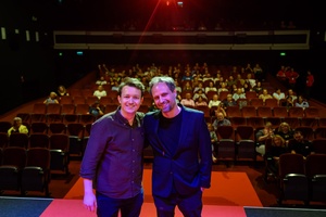 38. TNF - Dzień 6 (5.06.2024) - Na scenie Marzenia reżyser filmu "Horror Story" Adrian Apanel i odtwórca głównej roli Jakub Zając wykonujący sobie wspólne zdjęcie z widownią
