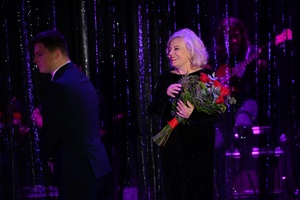 38. TNF - Dzień 7 (6.06.2024) - Krystyna Janda na scenie CSM po monologu z wręczonymi kwiatami