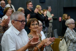 38. TNF - Dzień 7 (6.06.2024) - Publiczność nagradza gromkimi owacjami na stojąco Krystynę Jandę po monologu artystki "My Way" na scenie Centrum Sztuki Mościce