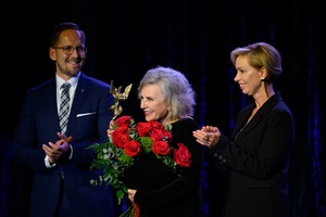 38. TNF - Dzień 7 (6.06.2024) - Laureatka Nagrody za całokształt Krystyna Janda ze statuetką i kwiatami i prezydenci Tarnowa Jakub Kwaśny i Agnieszka Kawa na scenie CSM przed festiwalową publicznością