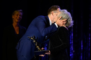 38. TNF - Dzień 7 (6.06.2024) - Prezydent Tarnowa Jakub Kwaśny wręczający statuetkę "Wieczność" Laureatce Nagrody za całokształt Krystynie Jandzie na scenie CSM