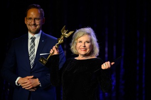 38. TNF - Dzień 7 (6.06.2024) - Laureatka Nagrody za całokształt Krystyna Janda i prezydent Tarnowa Jakub Kwaśny na scenie CSM przed festiwalową publicznością