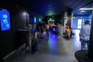 38. TNF - Dzień 7 (6.06.2024) - Festiwalowicze w holu Marzenia przed ostatniej projekcji konkursowej 38. TNF