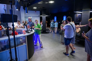 38. TNF - Dzień 7 (6.06.2024) - Festiwalowicze w holu Marzenia przed ostatnią projekcją konkursową 38. TNF