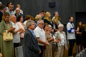 38. TNF - Dzień 7 (6.06.2024) - Publiczność nagradza gromkimi owacjami na stojąco Krystynę Jandę po monologu artystki "My Way" na scenie CSM po odebraniu Nagrody za całokształt