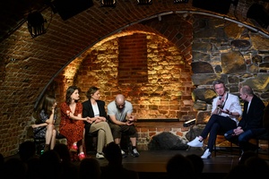 38. TNF - Dzień 8 (7.06.2024) - Na piwnicznej scenie od lewej: obsada aktorska spektaklu Karolina Bruchnicka, Weronika Humaj, Zuzanną Lit i Józef Pawłowski, Artur Zaborski prowadzący spotkanie i reżyser Tomasz Cyz