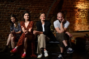 38. TNF - Dzień 8 (7.06.2024) - Na piwnicznej scenie obsada aktorska spektaklu: Karolina Bruchnicka, Weronika Humaj, Zuzanną Lit i Józef Pawłowski podczas spotkania z publicznością