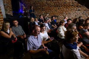 38. TNF - Dzień 8 (7.06.2024) - Publiczność zgromadzona w Piwnicach TCK w oczekiwaniu na spektakl "Stramerowie"