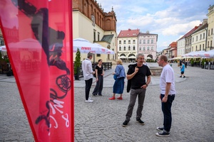 38. TNF - Dzień 8 (7.06.2024) - Przewodniczący Jury 38. TNF Paweł Łoziński i reżyser spektaklu "Stramerowie" Tomasz Cyz przed siedzibą TCK, w tle prowadzący spotkania TNF Artur Zaborski, i jurorki: Weronika Bilska i Marta Kownacka