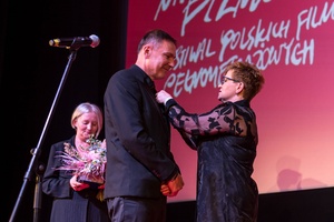 38. TNF - Dzień 9 (8.06.2024) - Na scenie Marzenia posłanka Urszula Augustyn odznacza brązowym medalem Gloria Artis, przyznanym przez Minister Kultury Tomasza Kapturkiewicza, dyrektora Tarnowskiego Centrum Kultury