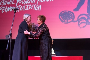 38. TNF - Dzień 9 (8.06.2024) - Na scenie Marzenia posłanka Urszula Augustyn odznacza srebrnym medalem Gloria Artis, przyznanym przez Minister Kultury Annę Grygiel, wieloletnią dyrektor Tarnowskiej Nagrody Filmowej