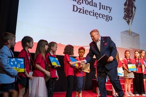 38. TNF - Dzień 9 (8.06.2024) - Na scenie Marzenia Eugeniusz Gordziejuk - EGOFilm odbierający nagrodę za bajkę "Kicia Kocia"