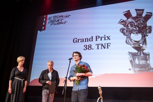 38. TNF - Dzień 9 (8.06.2024) - Na scenie Marzenia prezydent przewodniczący Jury 38. TNF Paweł Łoziński i Laureat Grand Prix 38. TNF Maciej Hamela za film "Skąd dokąd"