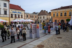 Wystawa: 5. Konfrontacje Plakatu Studenckiego - Publiczność oglądająca plakaty eksponowane na tarnowskim Rynku.