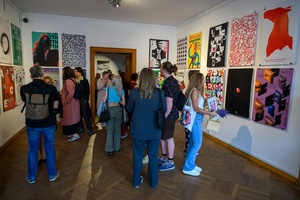 Wystawa: 5. Konfrontacje Plakatu Studenckiego - Publiczność oglądająca prezentowane na wystawie plakaty.