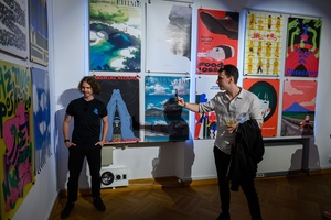 Wystawa: 5. Konfrontacje Plakatu Studenckiego - Publiczność oglądająca prezentowane na wystawie plakaty.