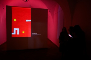 Wystawa: 5. Konfrontacje Plakatu Studenckiego - Publiczność oglądająca plakaty animowane.