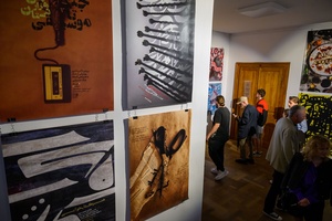 Wystawa: 5. Konfrontacje Plakatu Studenckiego - Publiczność oglądająca prezentowane na wystawie plakaty.